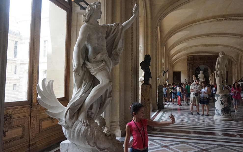 Louvre kids escultura