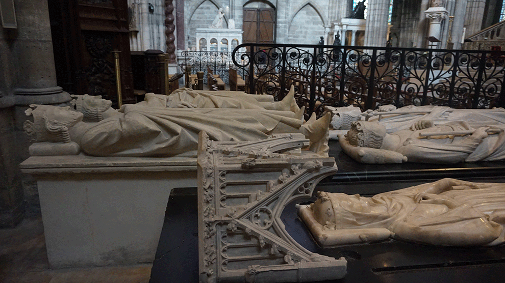Basilica-Saint-Denis-fileira-estatuas