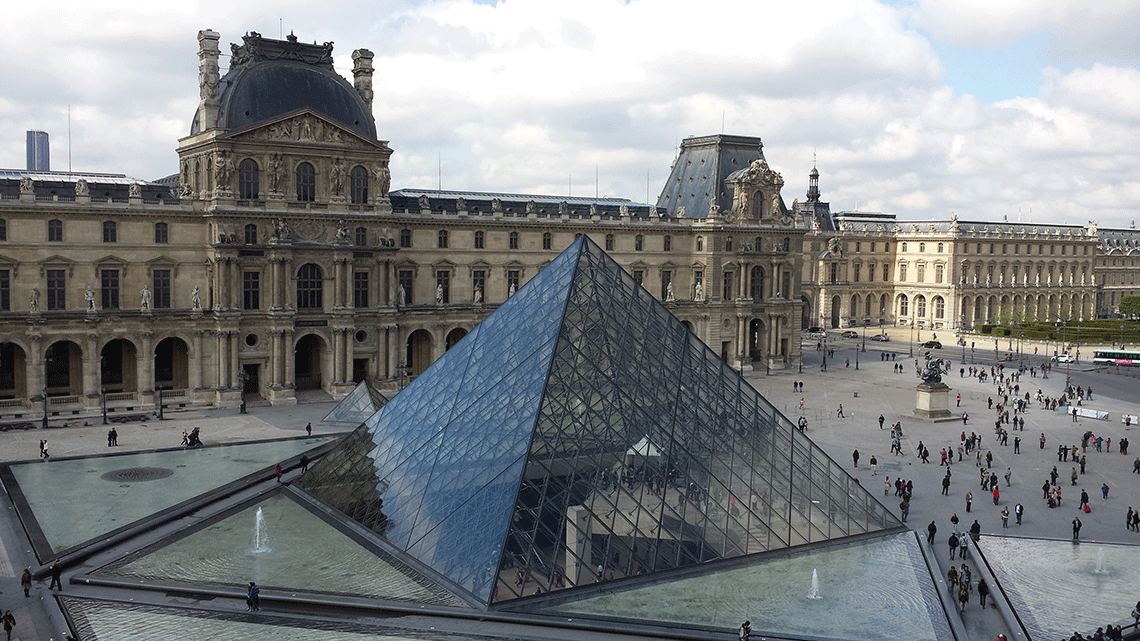 Piramide-do-Louvre-lateral