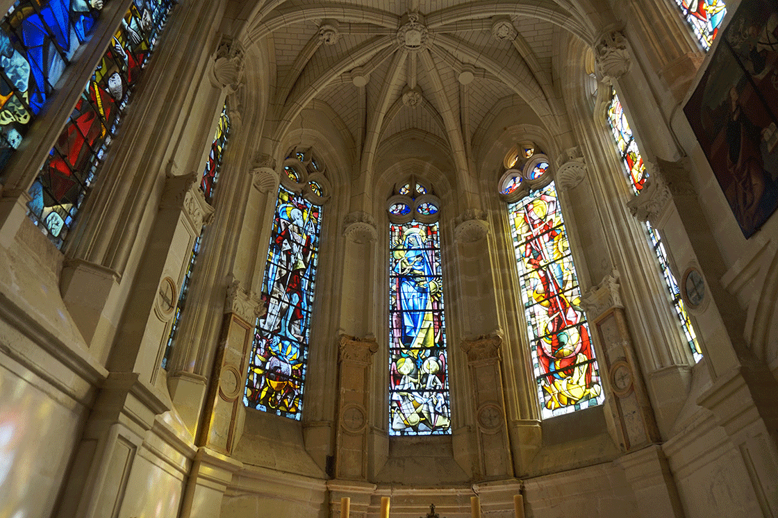 Os vitrais da capela do castelo datam do século XX (1954)