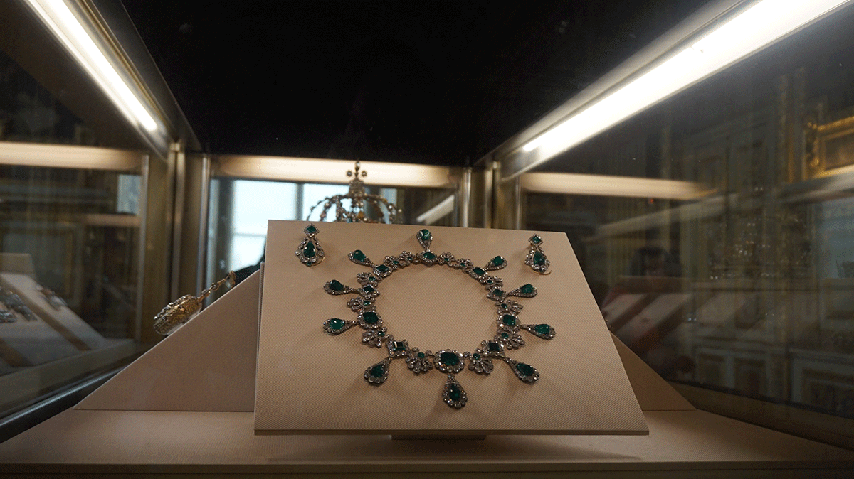 Com um total de 38 esmeraldas e 1246 diamantes, essas joias histόricas ilustram perfeitamente a excelência da joalheria parisiense.