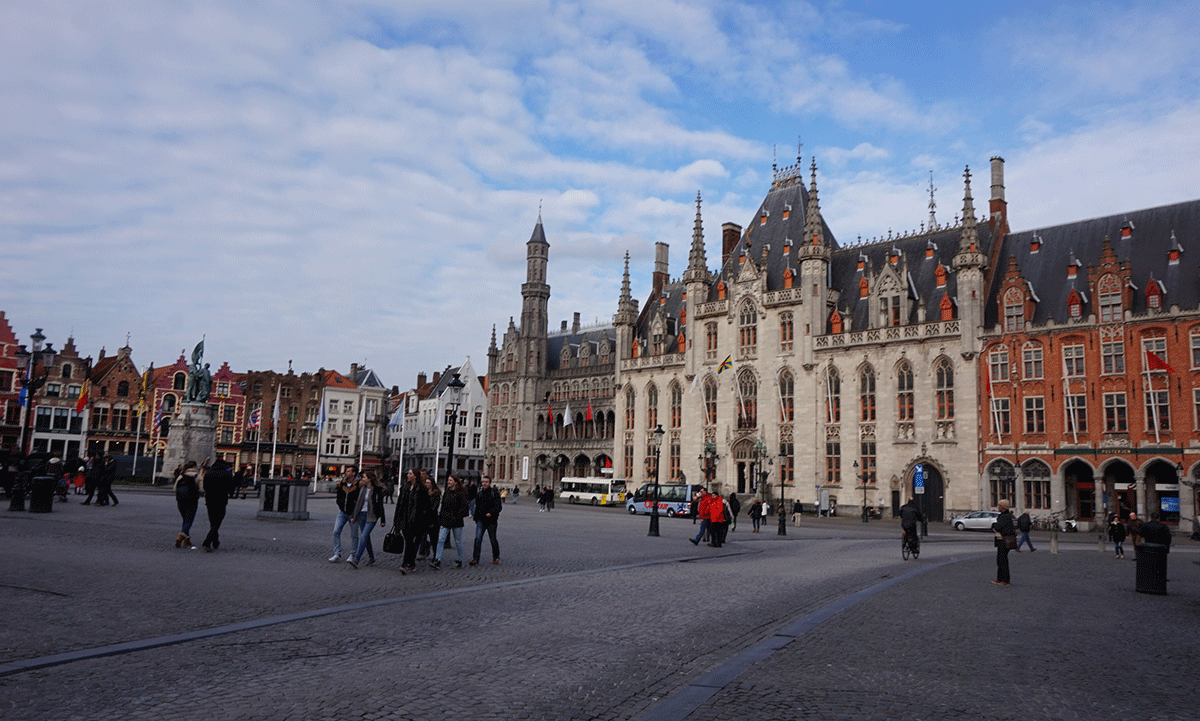 Markt Place, no coração do centro histόrico de Bruges