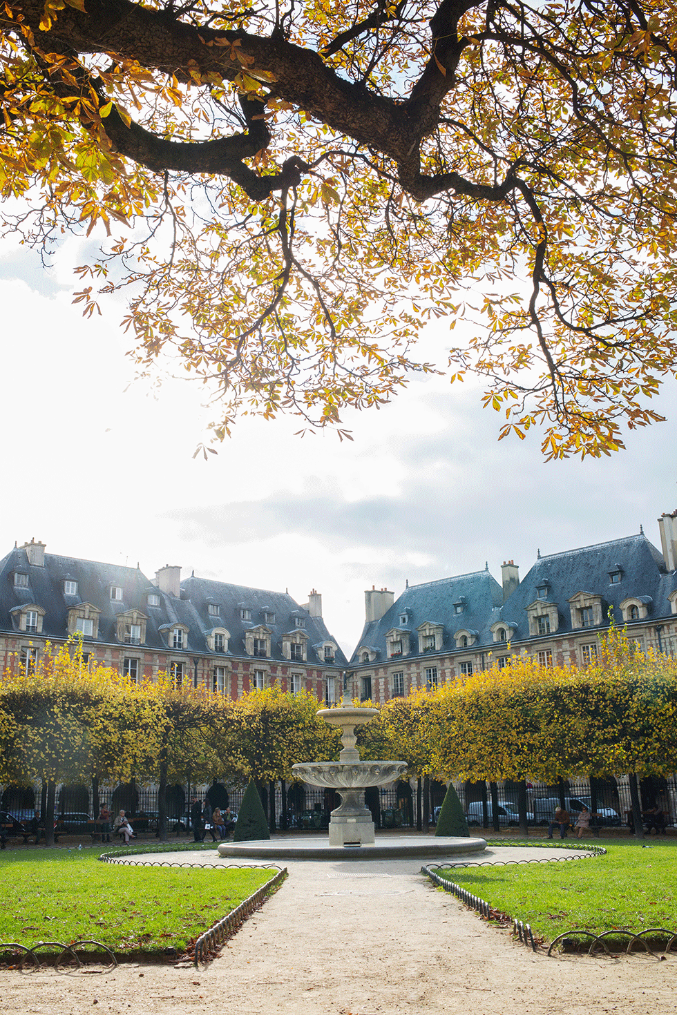 Place des Vosges em Paris no outono 