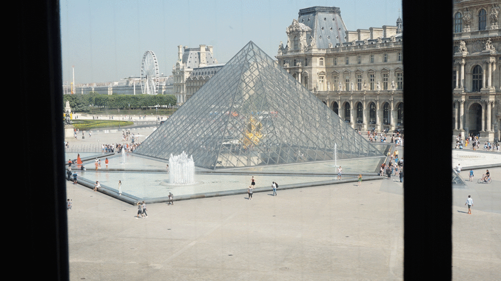 Instalação contemporânea na Pirâmide do Louvre