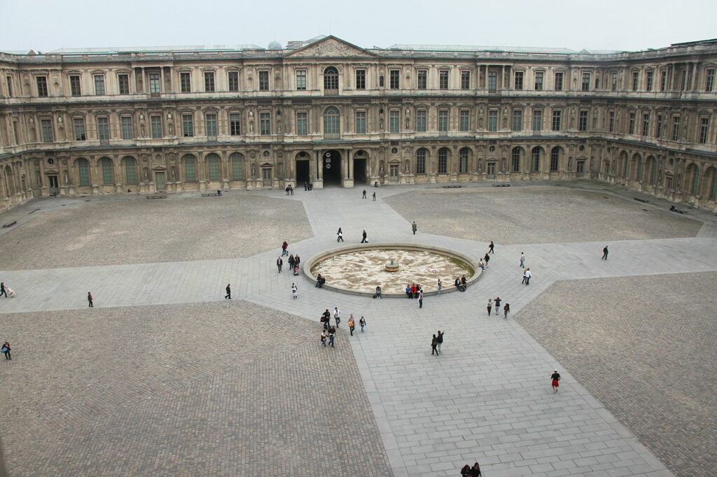 patio mais antigo do Louvre