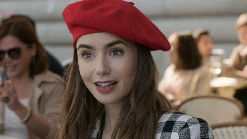 Emily in Paris com look xadrez e boina vermelha