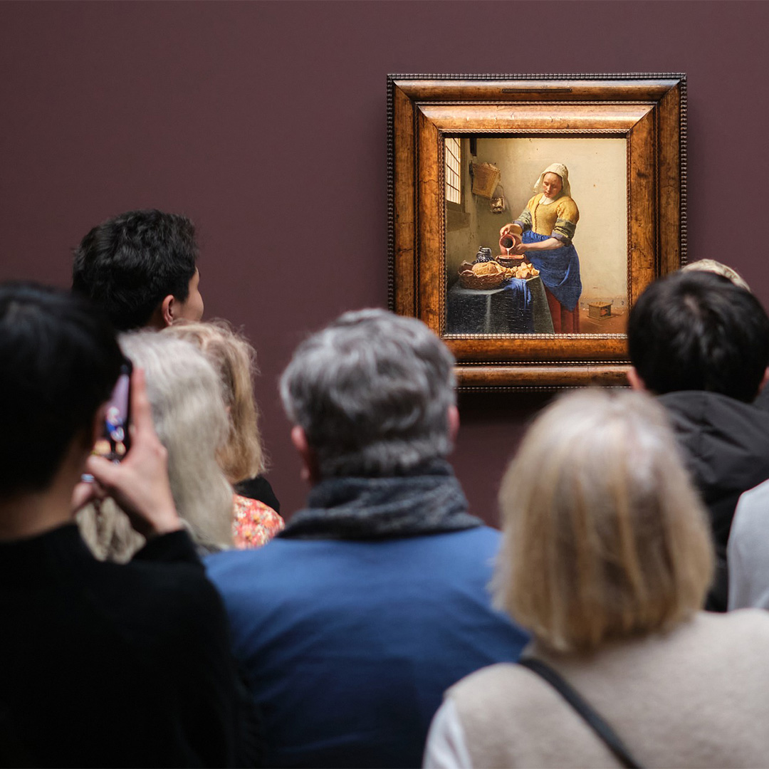 pessoas admirando obra de arte em museu em Pais
